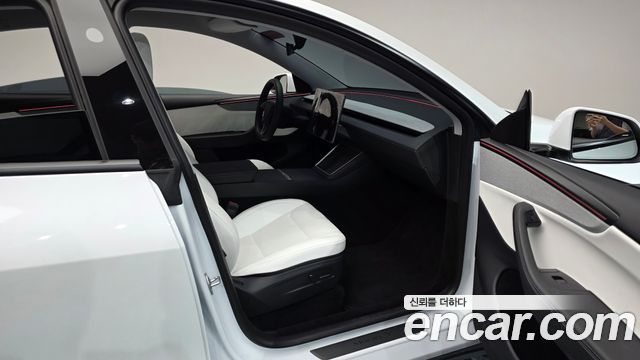 Tesla Model Y RWD 2025 — фото 11