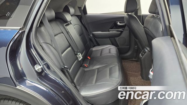 Kia Niro Prestige 2017 — фото 11