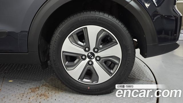 Kia Niro Prestige 2017 — фото 21