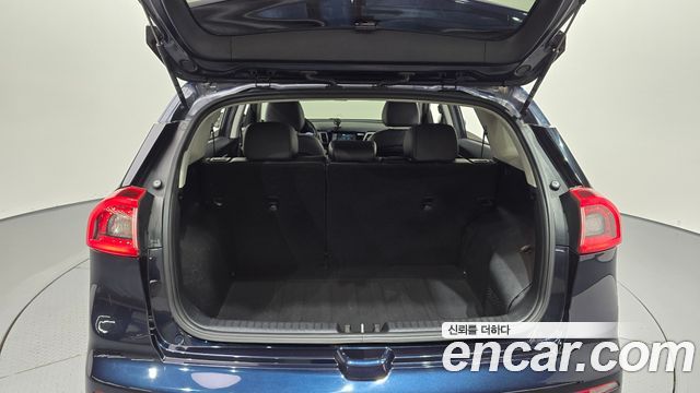 Kia Niro Prestige 2017 — фото 30