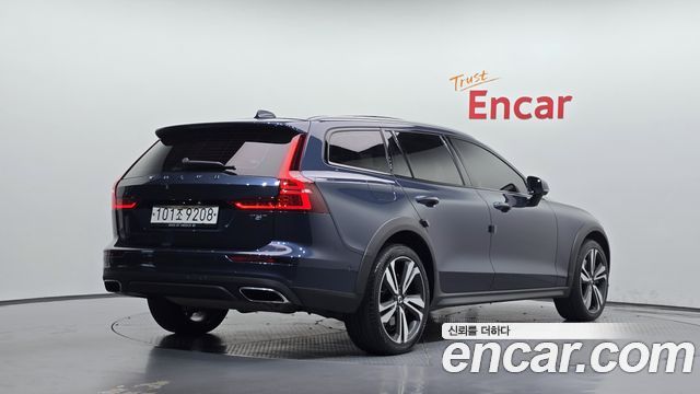 Volvo V60 Cross Country (II) T5 Pro AWD 2020 — фото 2