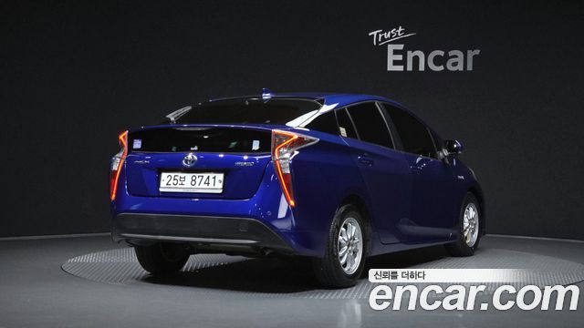 Toyota Prius (IV) 1.8 E 2018 — фото 2