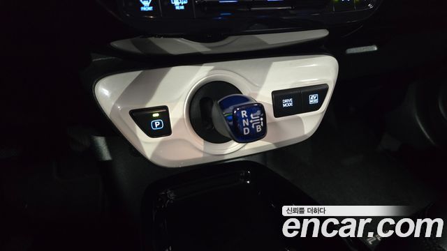 Toyota Prius (IV) 1.8 E 2018 — фото 9