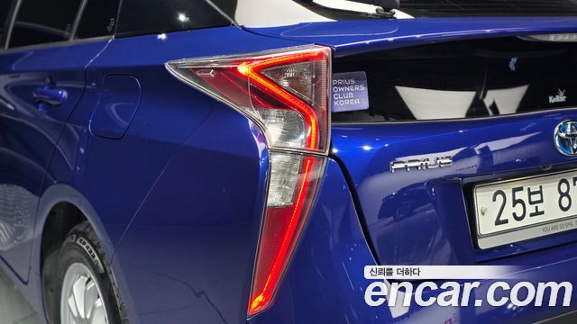 Toyota Prius (IV) 1.8 E 2018 — фото 29