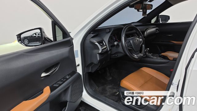 Lexus UX250h 2.0 2WD 2019 — фото 10