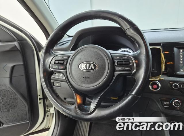 Kia Niro Prestige 2018 — фото 9