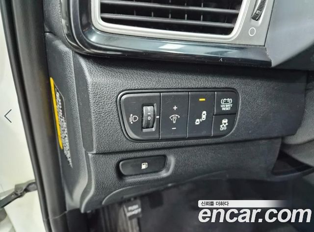Kia Niro Prestige 2018 — фото 16