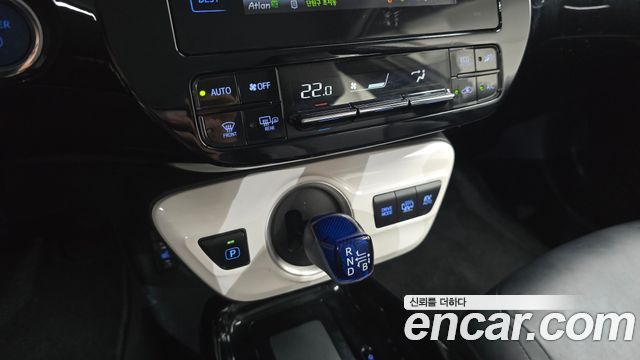 Toyota Prius Prime 1.8 2017 — фото 9