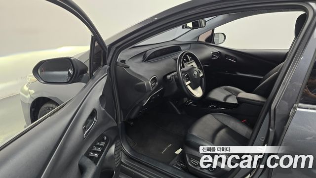 Toyota Prius Prime 1.8 2017 — фото 10
