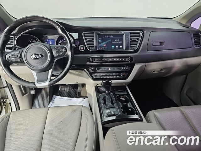 Kia Carnival 7-seater Limousine VIP 2016 — фото 5