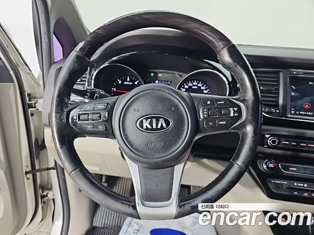 Kia Carnival 7-seater Limousine VIP 2016 — фото 7
