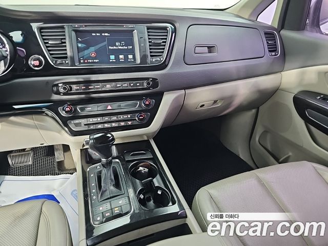 Kia Carnival 7-seater Limousine VIP 2016 — фото 10