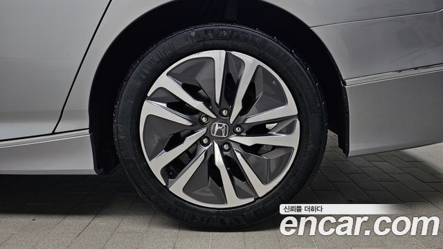 Honda Accord (X) 2.0 Hybrid Touring 2019 — фото 21