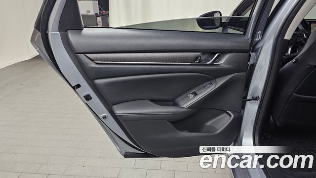 Honda Accord (X) 2.0 Hybrid Touring 2019 — фото 25