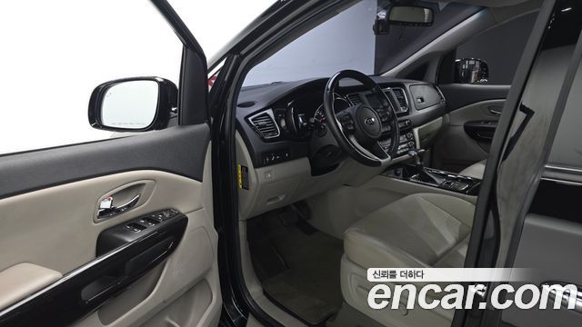 Kia Carnival 9-Seater Prstige 2019 — фото 10