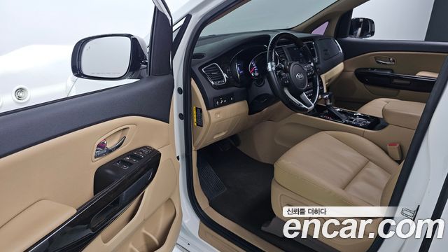 Kia Carnival 9-Seater Prstige 2019 — фото 10