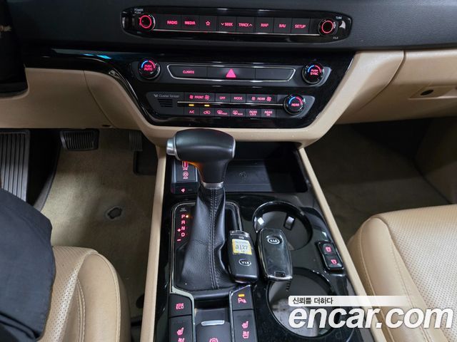 Kia Carnival 9-Seater Hi-Limousine Noblesse Special 2019 — фото 17