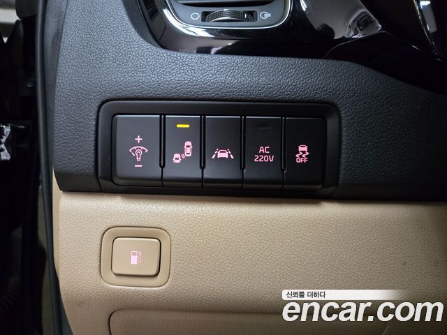 Kia Carnival 9-Seater Hi-Limousine Noblesse Special 2019 — фото 18