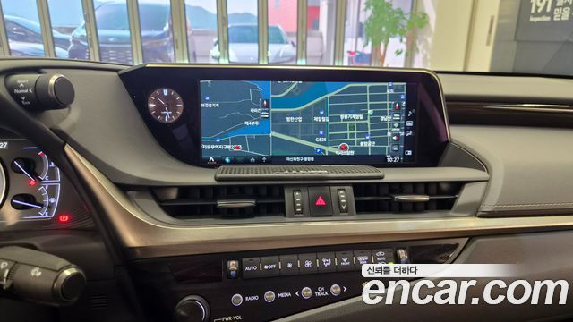 Lexus ES300h (VII) Executive 2019 — фото 17