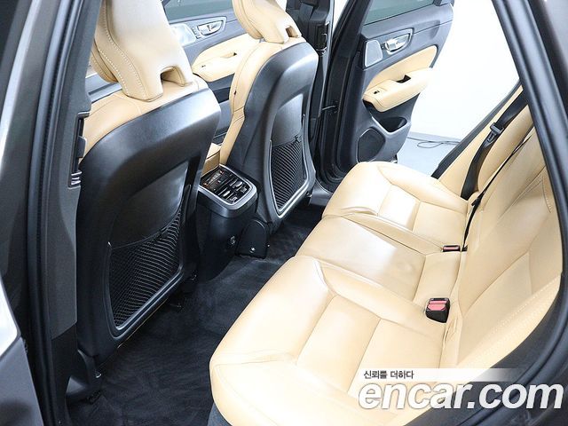 Volvo XC60 (II) B6 Ultimate Bright 2024 — фото 10