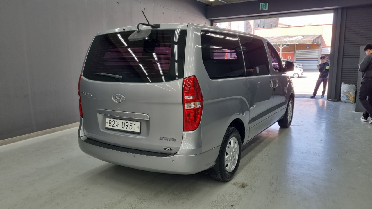 Hyundai Grand Starex 3-Seater LPi VAN Smart 2018 — фото 2