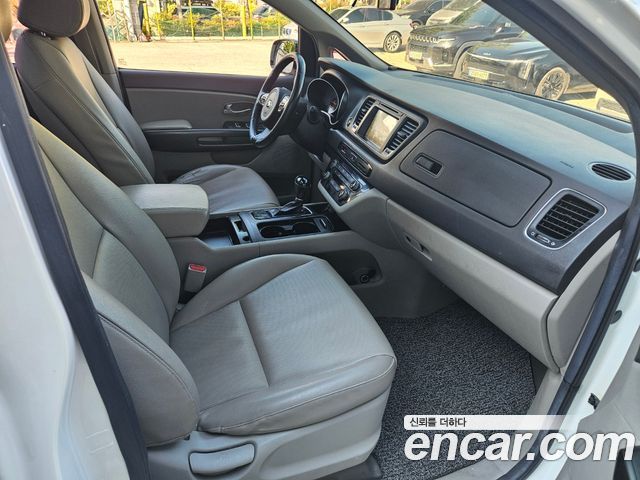 Kia Carnival 9-seater Luxury 2015 — фото 18