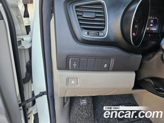 Kia Carnival 9-seater Luxury 2015 — фото 20