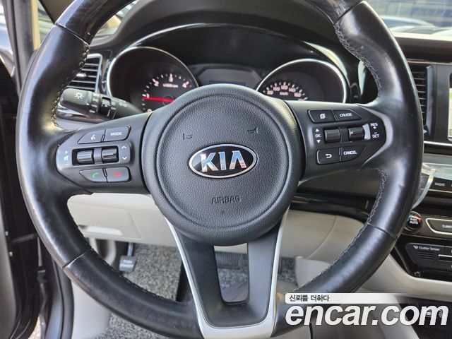 Kia Carnival 7-seater Limousine Magic Space 2018 — фото 8
