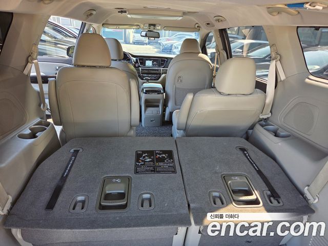 Kia Carnival 7-seater Limousine Magic Space 2018 — фото 22