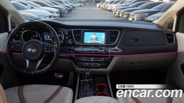 Kia Carnival 7-seater Limousine VIP 2016 — фото 16