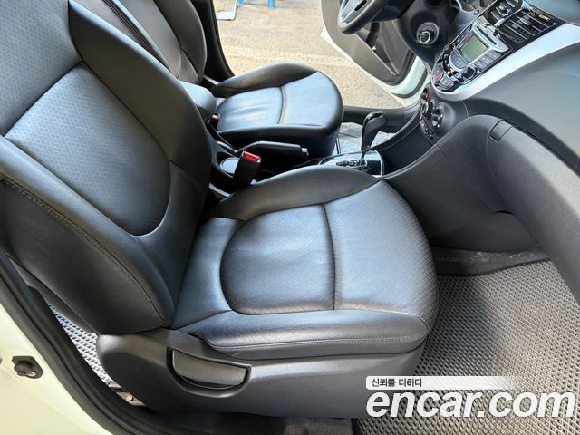 Hyundai Accent (New) Diesel 1.6 VGT Premier 2011 — фото 18