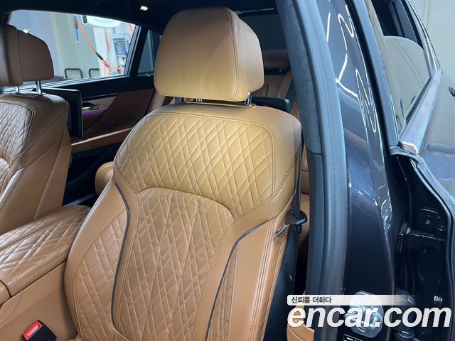 BMW 7 Series (G11) 740Li xDrive Design Pure Excellence 2022 — фото 3
