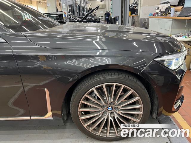 BMW 7 Series (G11) 740Li xDrive Design Pure Excellence 2022 — фото 6