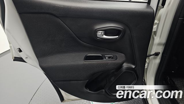 Jeep Renegade 2.4 Longitude 2020 — фото 25