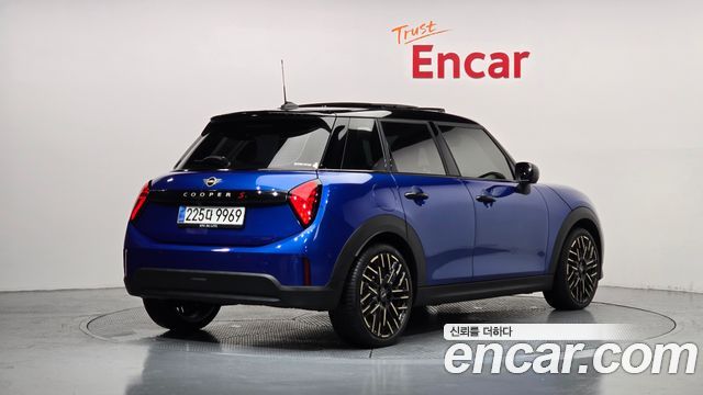 MINI Cooper S (IV) 5 Door Favoured 2025 — фото 2