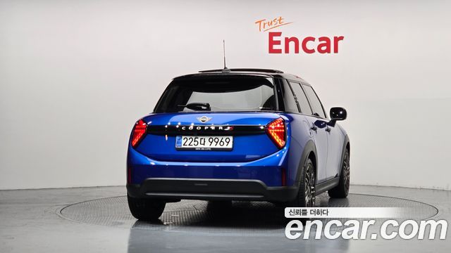 MINI Cooper S (IV) 5 Door Favoured 2025 — фото 4