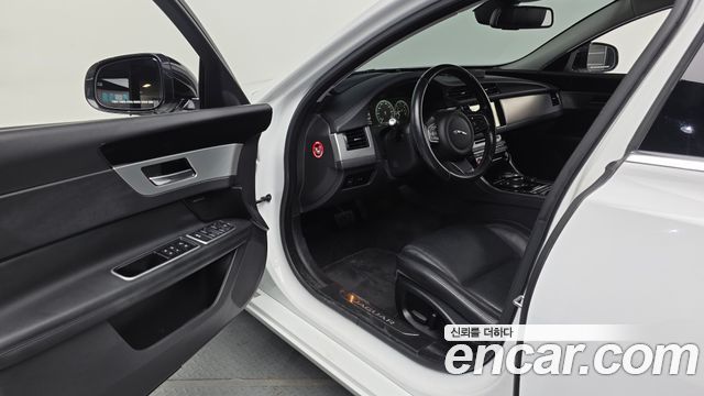 Jaguar XF (X260) 20d Prestige AWD 2017 — фото 10