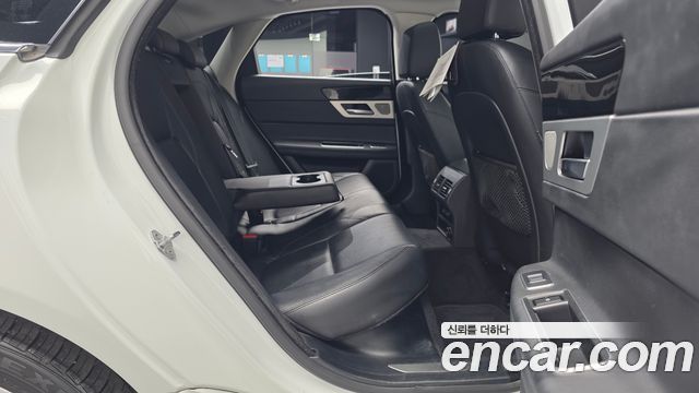 Jaguar XF (X260) 20d Prestige AWD 2017 — фото 15