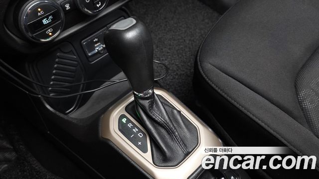 Jeep Renegade 2.4 Longitude 2016 — фото 9