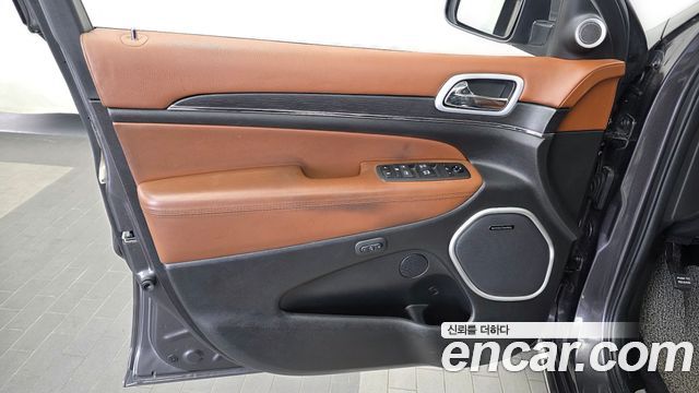 Jeep Grand Cherokee 3.6 Summit WK2 2021 — фото 24