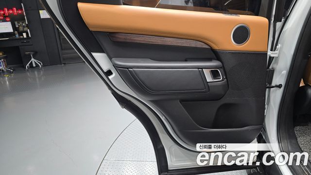 Land Rover Discovery 5 3.0 TD6 HSE Luxury 2018 — фото 25