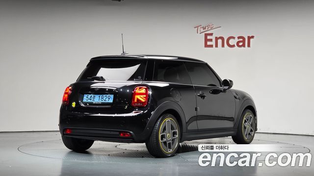 MINI Cooper Electric SE Electric 3rd 2023 — фото 2