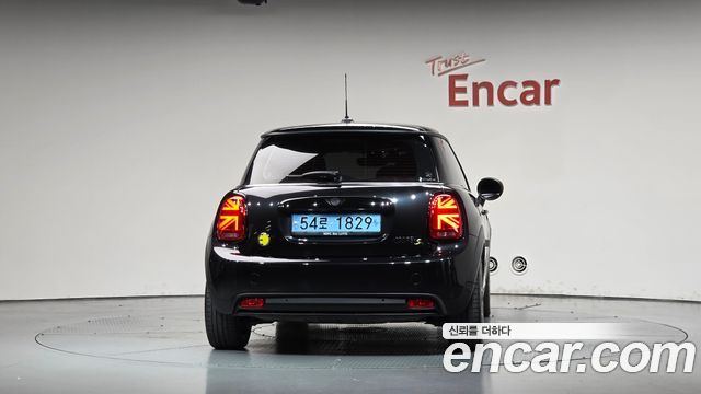MINI Cooper Electric SE Electric 3rd 2023 — фото 4