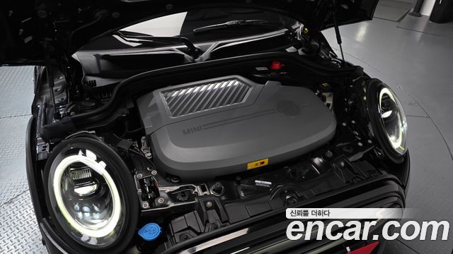 MINI Cooper Electric SE Electric 3rd 2023 — фото 6