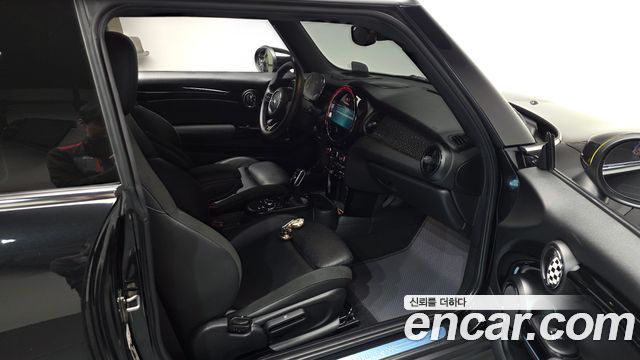 MINI Cooper Electric SE Electric 3rd 2023 — фото 11