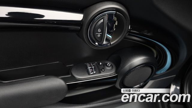 MINI Cooper Electric SE Electric 3rd 2023 — фото 18