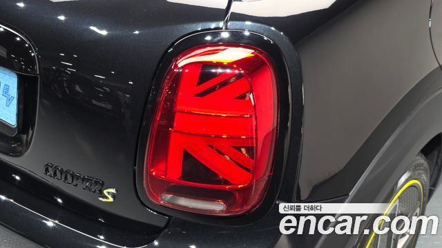 MINI Cooper Electric SE Electric 3rd 2023 — фото 23