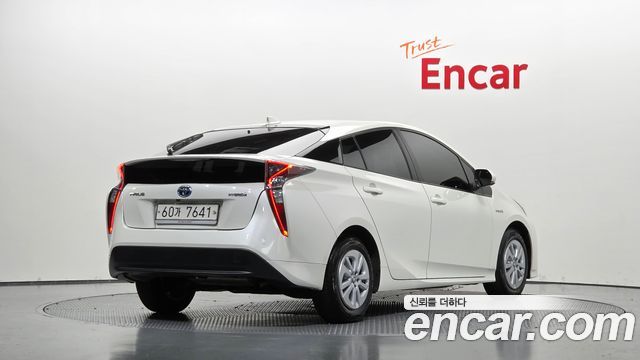 Toyota Prius (IV) 1.8 E 2018 — фото 2