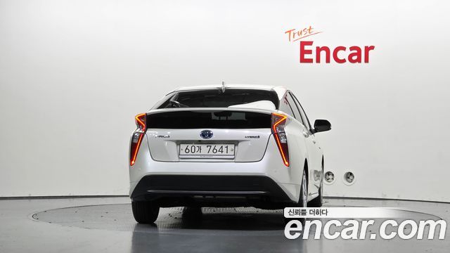 Toyota Prius (IV) 1.8 E 2018 — фото 4