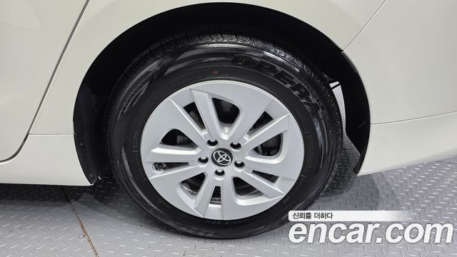 Toyota Prius (IV) 1.8 E 2018 — фото 5